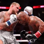 Jake Paul e Mike Tyson brigam durante AO VIVO na Netflix: Jake Paul vs. Mike Tyson no AT&T Stadium em 15 de novembro de 2024 em Arlington, Texas. Al Bello/Getty Images para Netflix © 2024