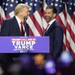 O candidato presidencial republicano, ex-presidente Donald Trump, à esquerda, olha para seu filho Donald Trump Jr. em uma festa de observação da noite da eleição, quarta-feira, 6 de novembro de 2024, em West Palm Beach, Flórida. (AP Photo/Alex Brandon)