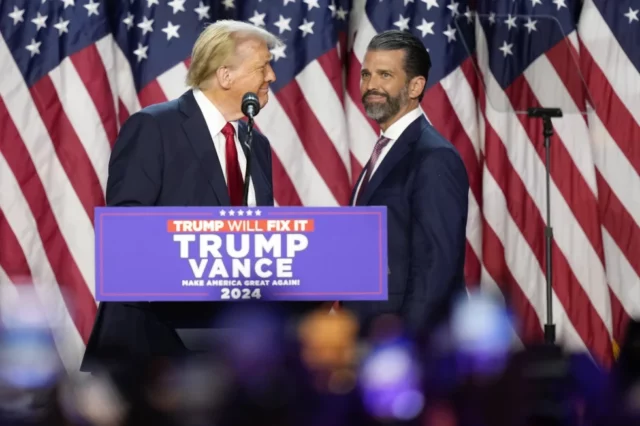 O candidato presidencial republicano, ex-presidente Donald Trump, à esquerda, olha para seu filho Donald Trump Jr. em uma festa de observação da noite da eleição, quarta-feira, 6 de novembro de 2024, em West Palm Beach, Flórida. (AP Photo/Alex Brandon)